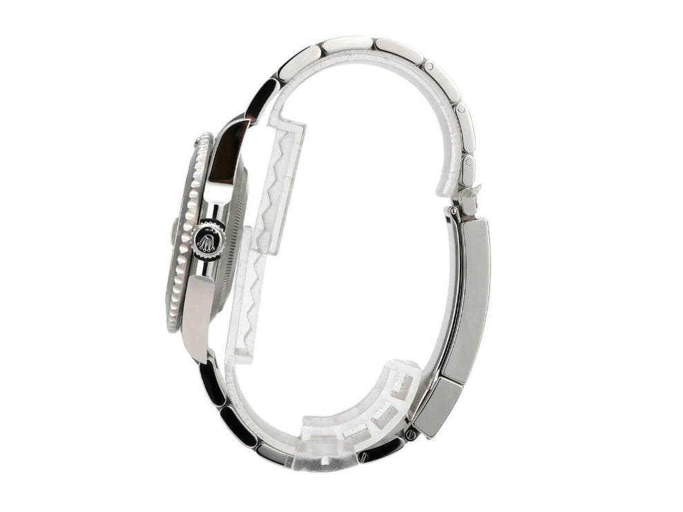 Rolex Submariner Date 126610LN seitliche Ansicht mit Edelstahlarmband und Sicherheitsfaltschließe.