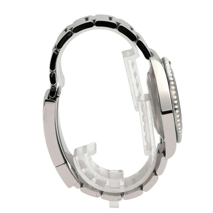 Seitenansicht der Rolex Submariner Date 126610LN mit poliertem und satiniertem Edelstahlgehäuse.