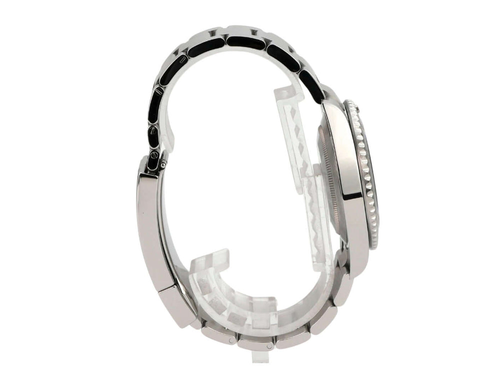 Seitenansicht der Rolex Submariner Date 126610LN mit poliertem und satiniertem Edelstahlgehäuse.