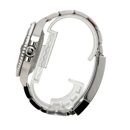 Rolex Submariner Date 126610LN Ansicht von der Seite mit poliertem und satiniertem Edelstahlarmband.