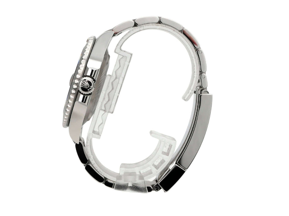 Rolex Submariner Date 126610LN Ansicht von der Seite mit poliertem und satiniertem Edelstahlarmband.