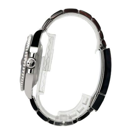 Seitenansicht der Rolex Submariner Date 126610LN mit poliertem und satiniertem Edelstahlarmband.