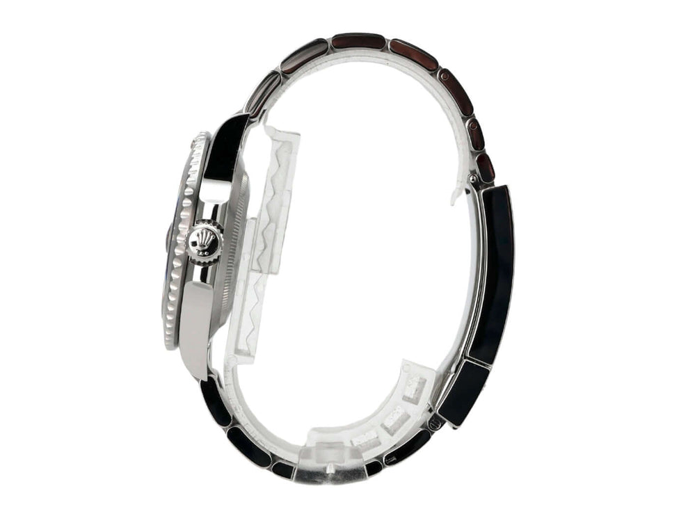 Seitenansicht der Rolex Submariner Date 126610LN mit poliertem und satiniertem Edelstahlarmband.