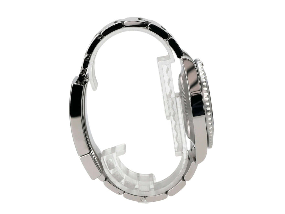 Seitenansicht der Rolex Submariner Date 126610LN mit poliertem und satiniertem Edelstahlarmband.