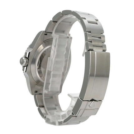 Rolex Submariner Date 126610LN Uhr mit poliertem und satiniertem Edelstahlarmband, Seitenansicht.