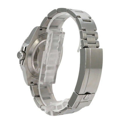 Rolex Submariner Date 126610LN Uhr mit Edelstahlarmband und polierter Lünette von der Seite