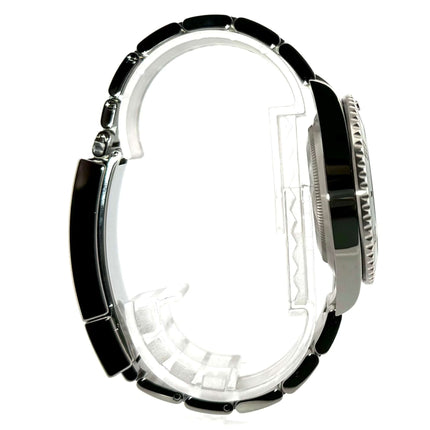 Seitenansicht der Rolex Submariner Date Edelstahl 126610LV, schwarzes Zifferblatt, Edelstahlgehäuse, Oyster Edelstahlarmband, grüne Keramiklünette.