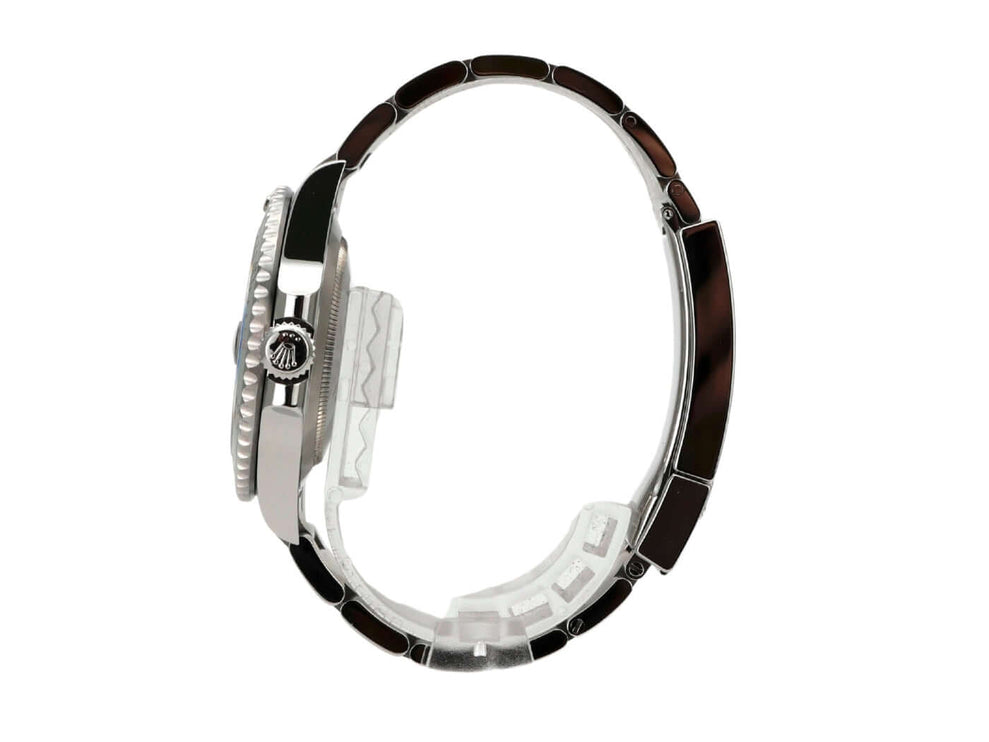 Seitenansicht der Rolex Submariner Date Edelstahl 126610LV mit poliertem Edelstahlarmband und Sicherheitsfaltschließe.