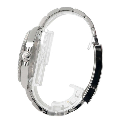 Seitenansicht der Rolex Submariner Date Edelstahl 126610LV mit poliertem und satiniertem Armband.