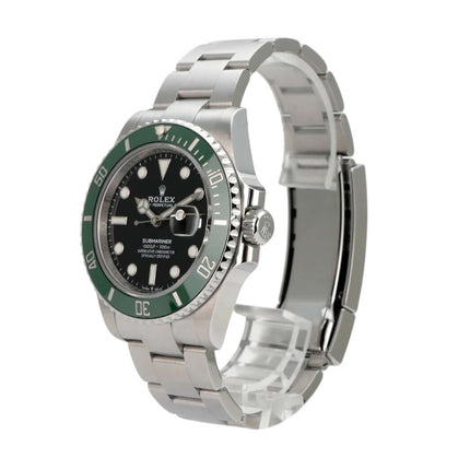 Rolex Submariner Date Edelstahl 126610LV mit schwarzem Zifferblatt und grüner Keramikeinlage, Edelstahlarmband im Fokus.