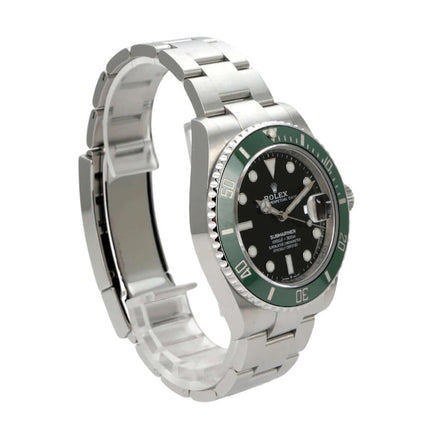 Rolex Submariner Date Edelstahl 126610LV mit grünem Keramikumfang und schwarzem Zifferblatt im Profil.
