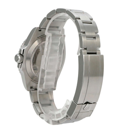 Rolex Submariner Date Edelstahl 126610LV, Seitenansicht mit Oyster-Armband aus Edelstahl