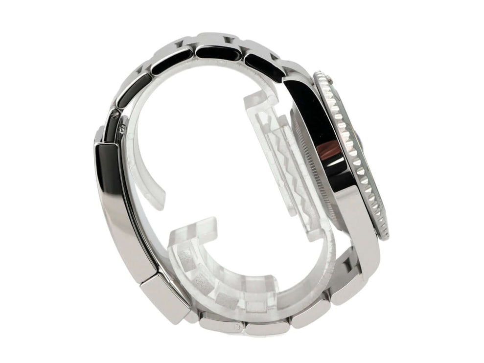 Seitenansicht des Rolex Submariner Date Edelstahl 126610LV mit poliertem und satiniertem Gehäuse.