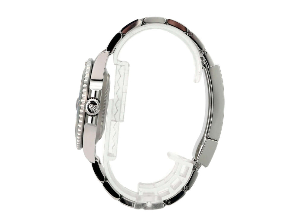 Seitenansicht der Rolex Submariner Date Edelstahl Ref. 126610LV mit Oyster Edelstahlarmband und Sicherheitsfaltschließe.