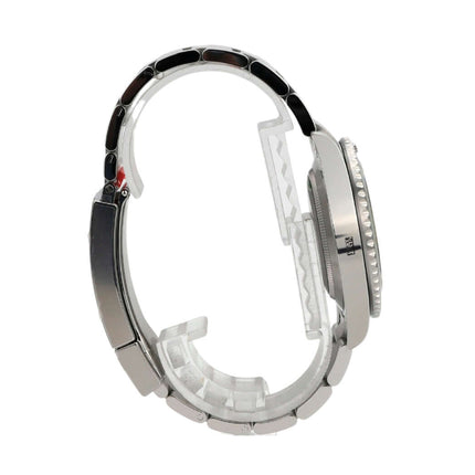 Seitenansicht der Rolex Submariner Date 126610LV mit poliertem Edelstahlarmband und drehbarer Lünette.