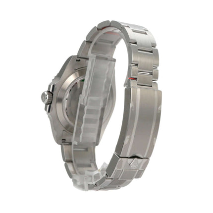 Seitenansicht der Rolex Submariner Date 126610LV mit Edelstahlarmband und Gehäuse aus 2023, vollverklebt.