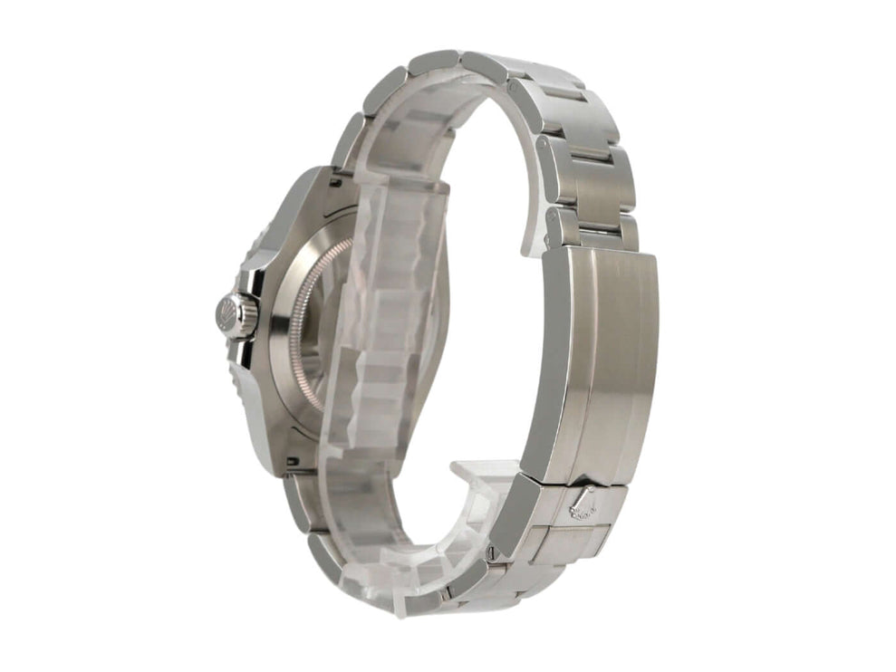 Luxuriöse Präsentation der Rolex Submariner Date 126610LV, umrahmt von hochwertigem Zubehör.