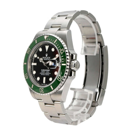 Rolex Submariner Date Edelstahl Ref. 126610LV seitliche Ansicht der Uhr mit grünem Keramikringe und schwarzem Zifferblatt.