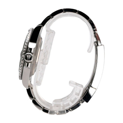 Seitenansicht der Rolex Submariner Date Edelstahl Ref. 126610LV mit polierter und satiniertem Armband.