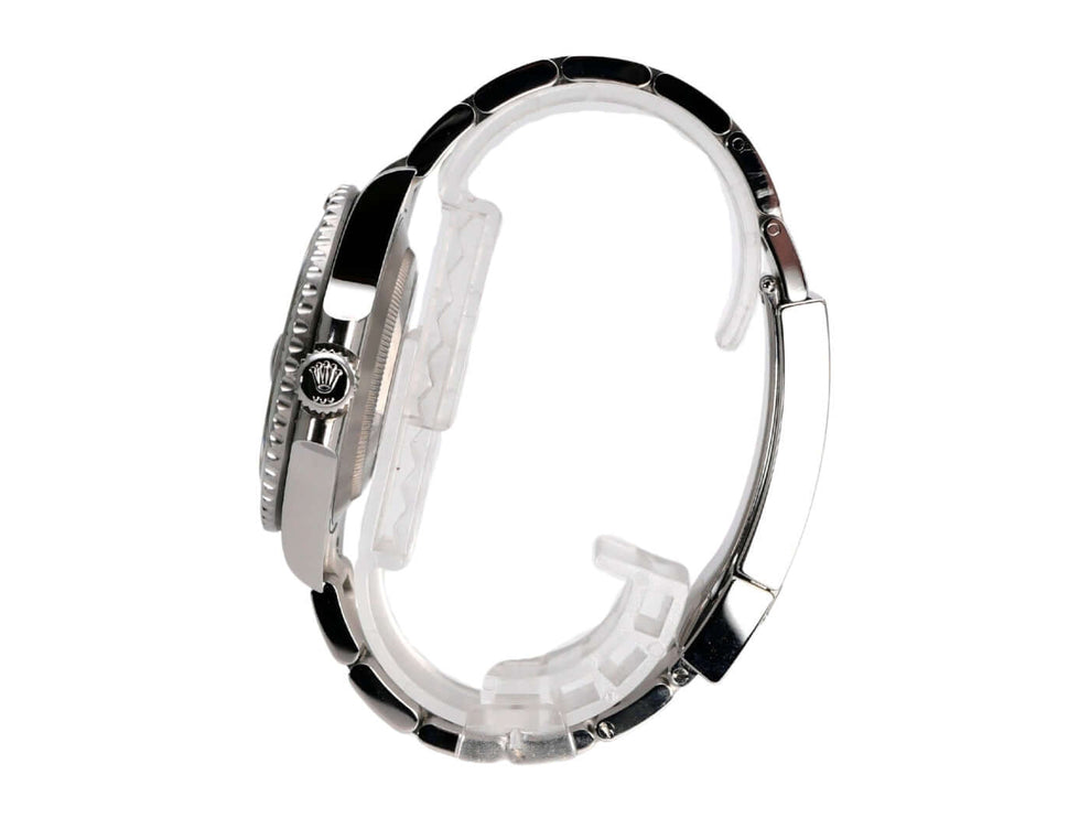 Seitenansicht der Rolex Submariner Date Edelstahl Ref. 126610LV mit polierter und satiniertem Armband.