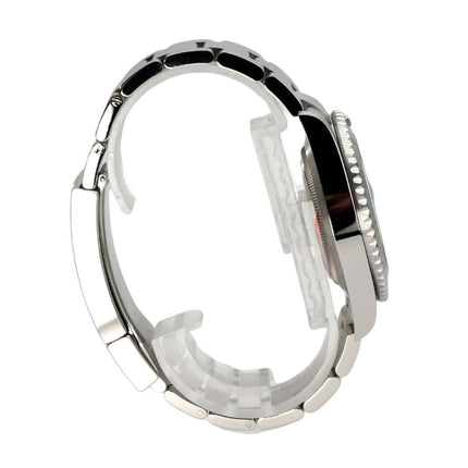 Seitenansicht der Rolex Submariner Date Edelstahl Ref. 126610LV mit poliertem und satiniertem Gehäuse.