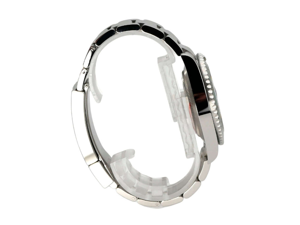 Seitenansicht der Rolex Submariner Date Edelstahl Ref. 126610LV mit poliertem und satiniertem Gehäuse.