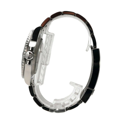 Seitenansicht der Rolex Submariner Date Edelstahl Ref. 126610LV mit poliertem und satiniertem Edelstahlarmband.