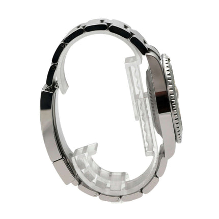 Seitenansicht der Rolex Submariner Date Edelstahl Ref. 126610LV mit poliertem und satiniertem Armband.