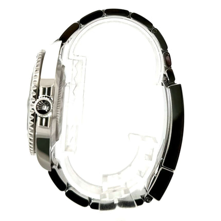 Seitenansicht der Rolex Submariner Date Edelstahl 126610LV mit poliertem und satiniertem Edelstahlgehäuse und Oyster Edelstahlarmband.