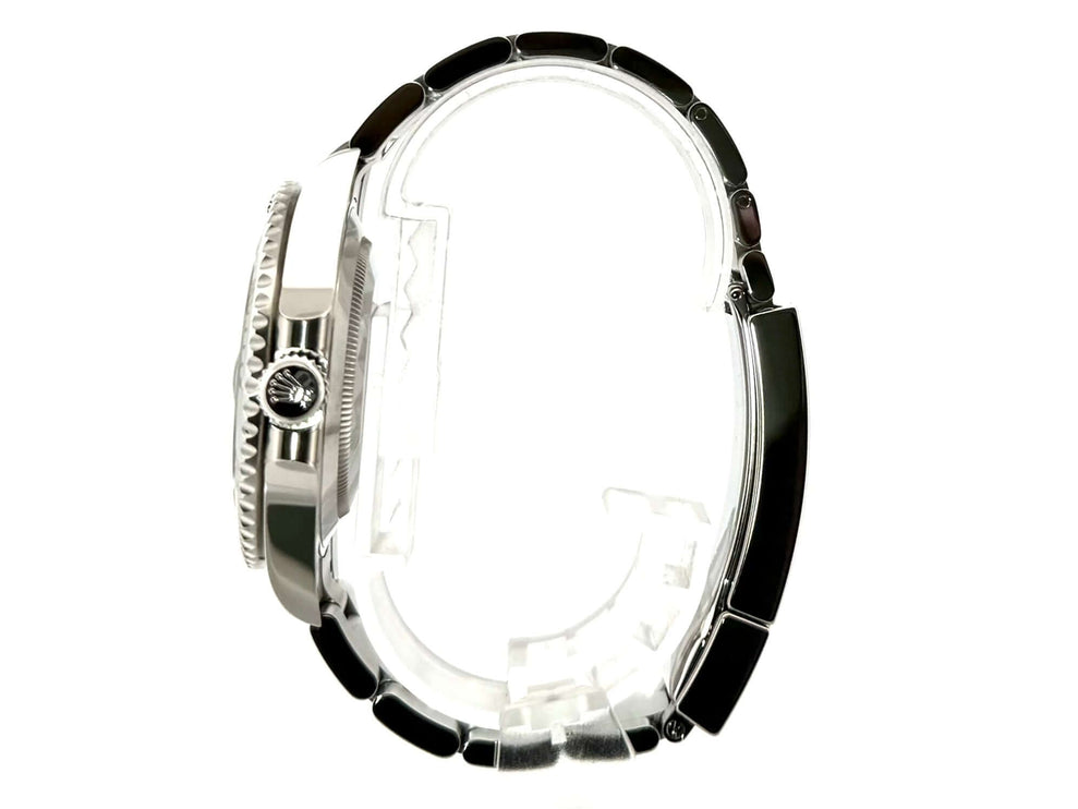 Seitenansicht der Rolex Submariner Date Edelstahl 126610LV mit poliertem und satiniertem Edelstahlgehäuse und Oyster Edelstahlarmband.