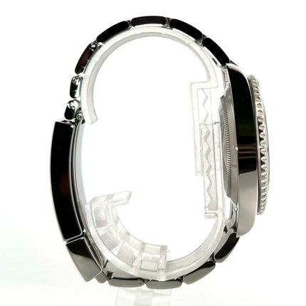 Seitenansicht der Rolex Submariner Date Edelstahl 126610LV mit poliertem und satiniertem Gehäuse und Edelstahlarmband