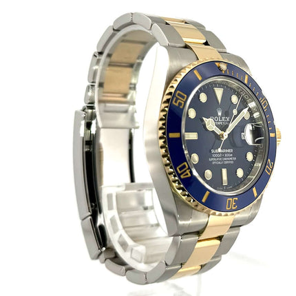 Rolex Submariner Date 41 Edelstahl Gelbgold 126613LB mit blauem Zifferblatt und zweifarbigem Oyster-Armband, Seitenansicht.