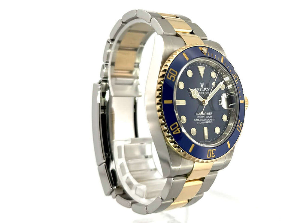 Rolex Submariner Date 41 Edelstahl Gelbgold 126613LB mit blauem Zifferblatt und zweifarbigem Oyster-Armband, Seitenansicht.