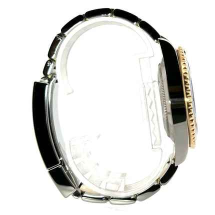 Rolex Submariner Date 41mm Edelstahl Gelbgold Ref. 126613LB Seitenansicht mit poliertem und satiniertem Armband und blauer Keramik Lünette