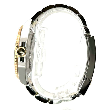 Seitenansicht der Rolex Submariner Date 41 Edelstahl Gelbgold 126613LB mit 18 Karat Gelbgold Lünette und Oyster Edelstahl-Armband.