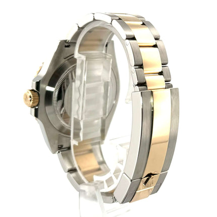 Rückseite des Rolex Submariner Date 41 Edelstahl Gelbgold 126613LB mit Oysterarmband aus Edelstahl und 18 Karat Gelbgold