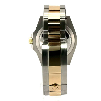 Rückansicht der Rolex Submariner Date 41 Edelstahl Gelbgold 126613LB, Gehäuse aus poliertem und satiniertem Edelstahl, 18 Karat Gelbgold Armband.