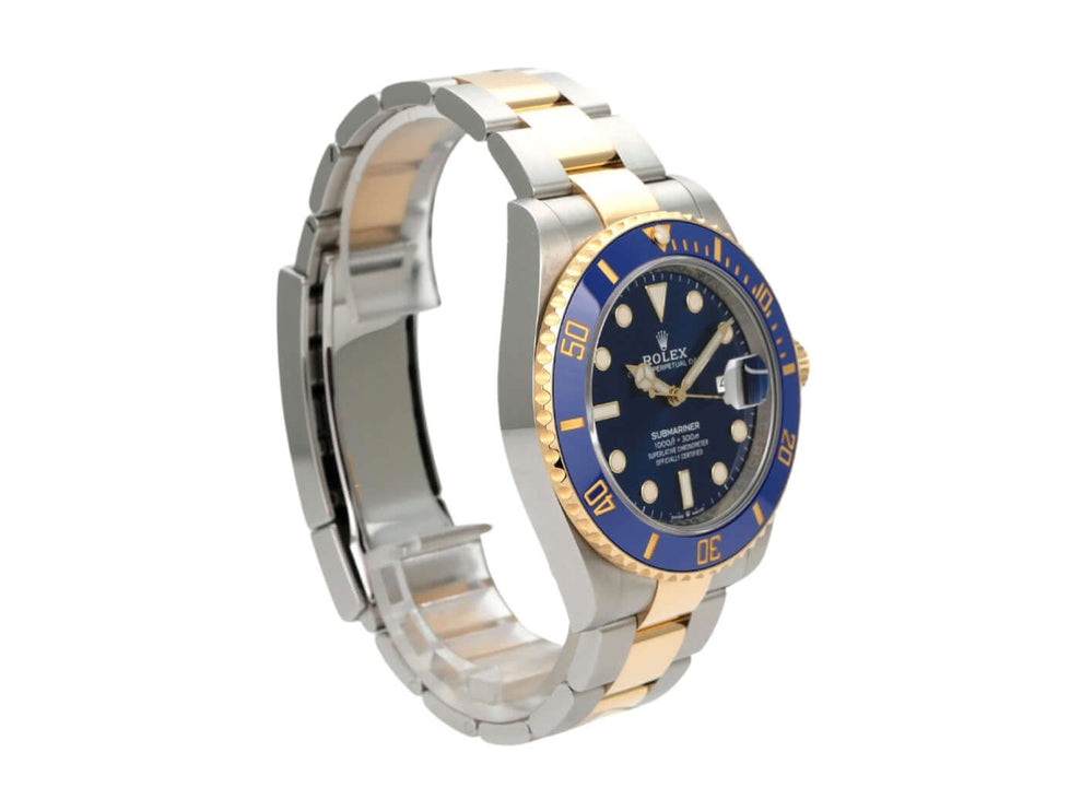 Rolex Submariner Date 41 Edelstahl Gelbgold 126613LB mit blauem Zifferblatt und drehbarer Lünette, poliertes Armband.