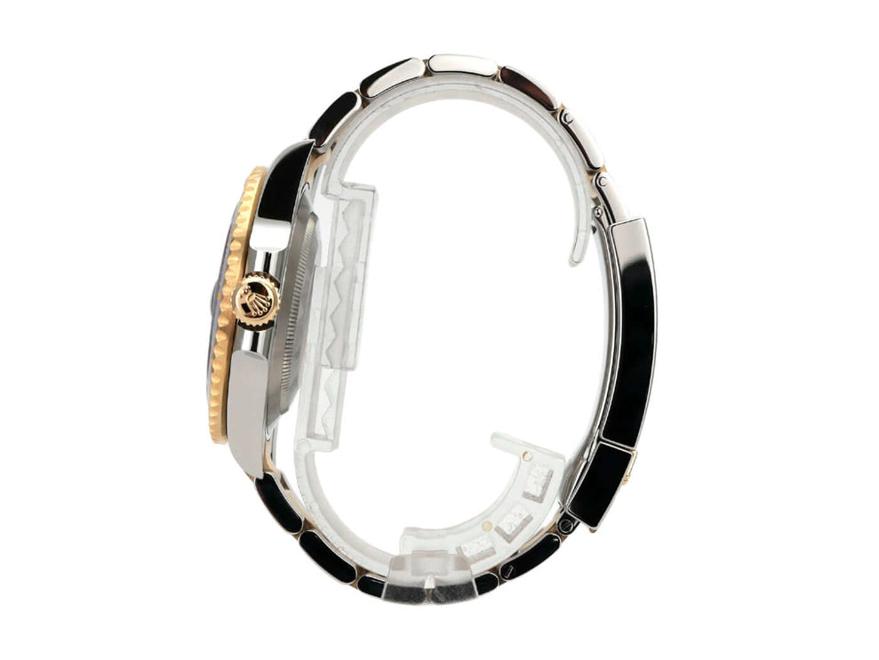 Seitenansicht der Rolex Submariner Date 41 Edelstahl Gelbgold 126613LB mit poliertem Gehäuse und Sicherheitsfaltschließe.