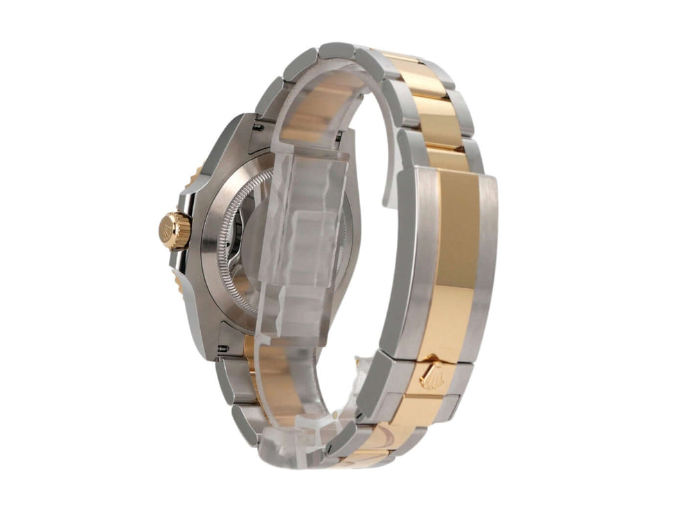 Seitenansicht des Rolex Submariner Date 41 Edelstahl Gelbgold mit poliertem Band und Sicherheitsfaltschließe.