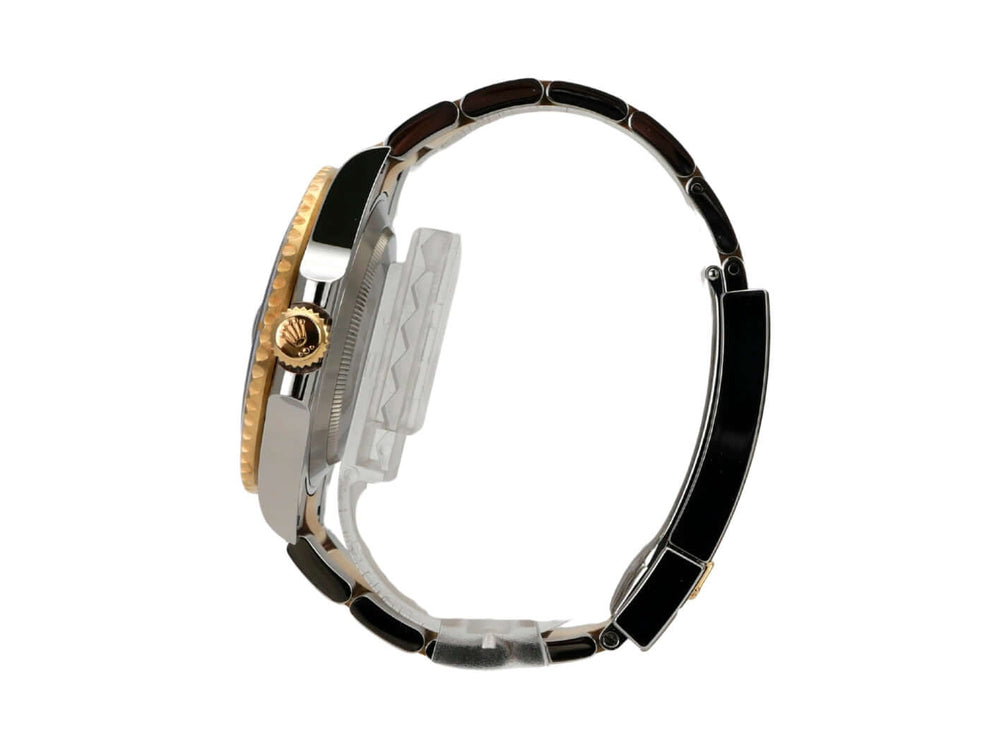 Seitenansicht des Rolex Submariner Date 41 Edelstahl Gelbgold 126613LB mit schwarzem Armband und goldenen Akzenten.
