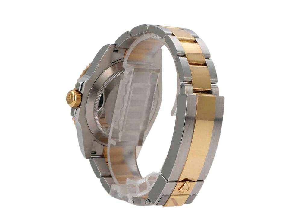 Seitenansicht der Rolex Submariner Date 41 Edelstahl-Gelbgold 126613LB mit poliertem Armband.