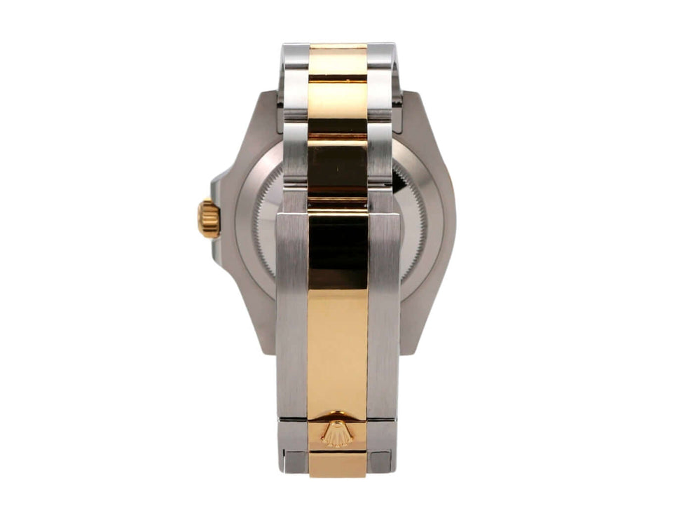 Seitenansicht der Rolex Submariner Date 41 Edelstahl Gelbgold 126613LB mit poliertem und satiniertem Armband.