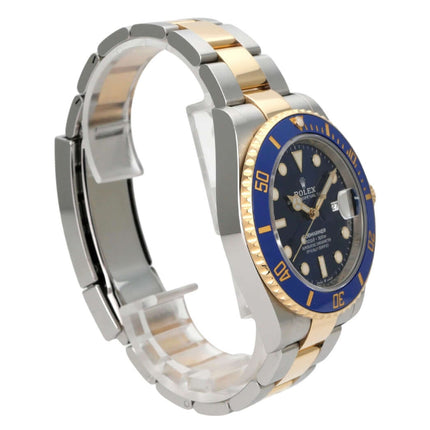 Rolex Submariner Date 41 Edelstahl Gelbgold 126613LB mit blauer Keramiklünette und Sicherheitsfaltschließe.