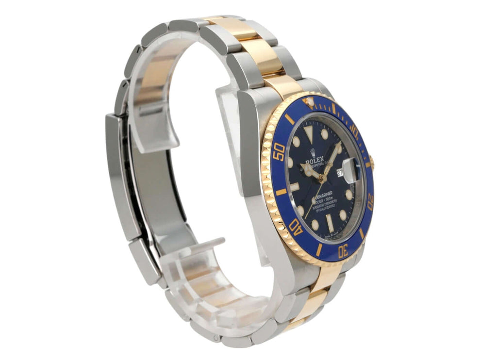 Rolex Submariner Date 41 Edelstahl Gelbgold 126613LB mit blauer Keramiklünette und Sicherheitsfaltschließe.
