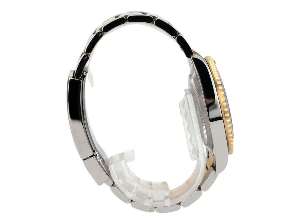 Seitenansicht der Rolex Submariner Date 41 Edelstahl Gelbgold 126613LB mit poliertem und satiniertem Armband.