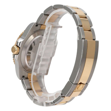 Rolex Submariner Date 41 Edelstahl Gelbgold 126613LB seitliche Ansicht des Armbands aus Edelstahl und Gelbgold.