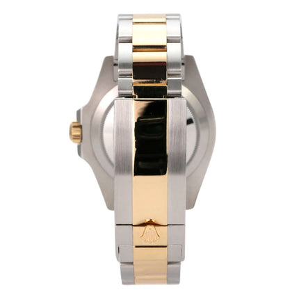 Detailansicht der Rolex Submariner Date 41 Edelstahl Gelbgold 126613LB mit poliertem und satiniertem Armband.
