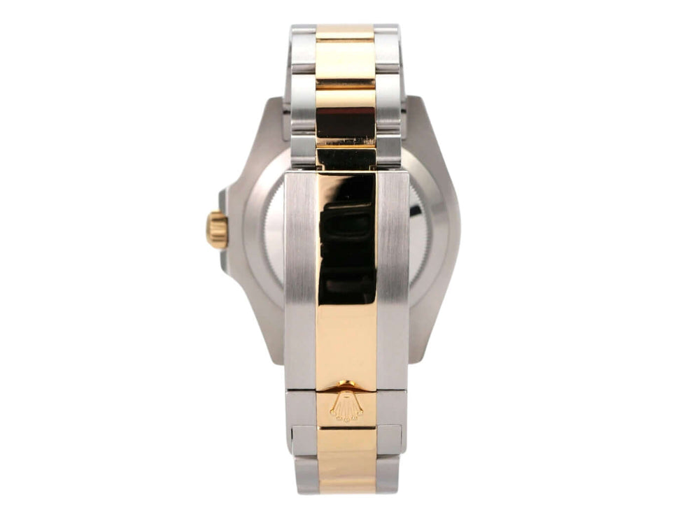 Detailansicht der Rolex Submariner Date 41 Edelstahl Gelbgold 126613LB mit poliertem und satiniertem Armband.