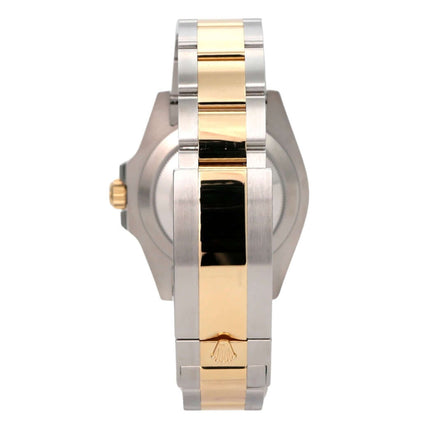 Seitenansicht der Rolex Submariner Date 41 Edelstahl Gelbgold 126613LB mit poliertem und satiniertem Armband.